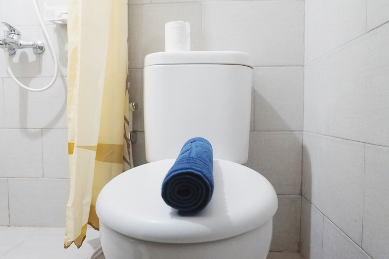 Bathroom 3, Easy Access Studio Apartment at Anderson Tower Supermall Mansion, Surabaya