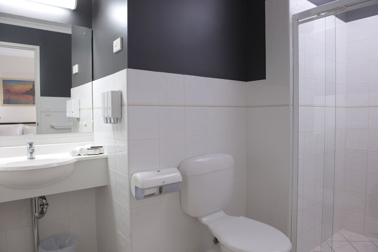 Bathroom 5, Adelaide Riviera Hotel, Adelaide