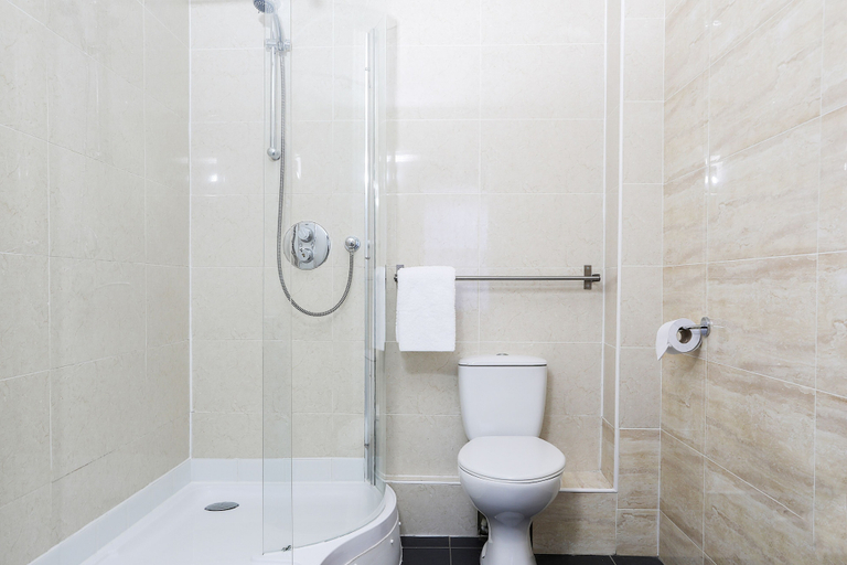 Bathroom 5, Cairn Hotel, Edinburgh