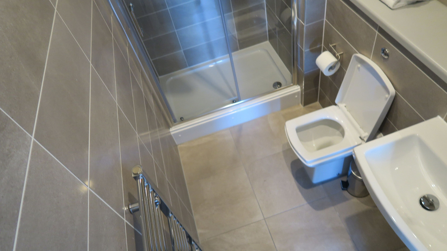 Bathroom 5, Quay Apartments, Manchester