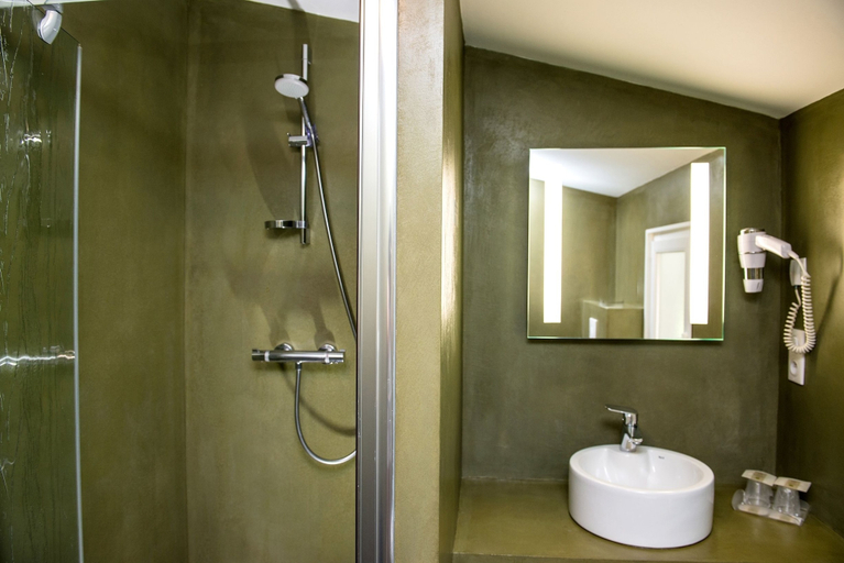 Bathroom 3, Logis Hotel Ur-Hegian, Pyrénées-Atlantiques
