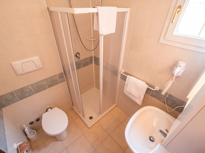 Bathroom 5, Gasparina Village, Verona