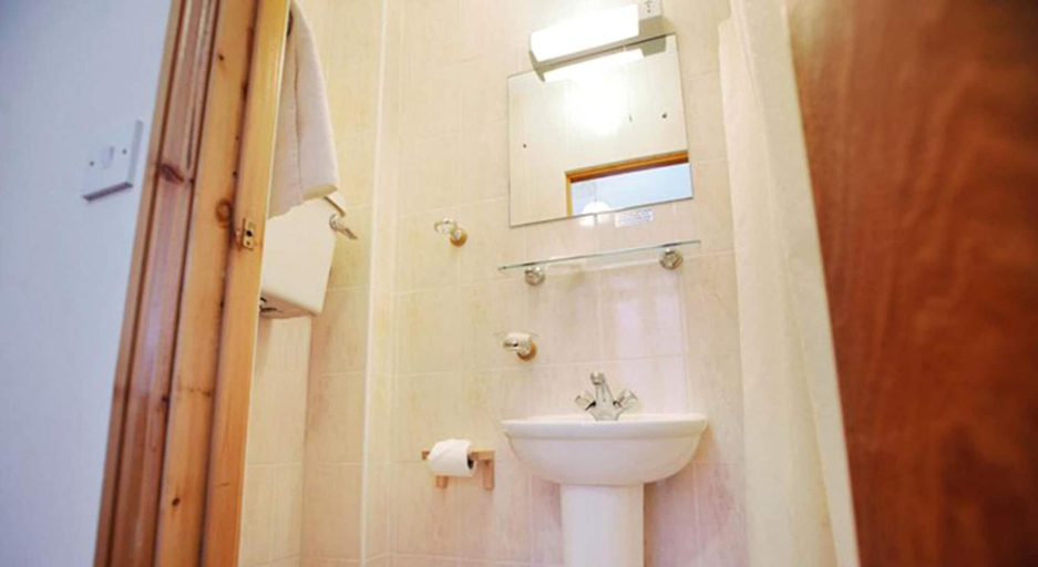 Bathroom 4, Elmwood Hotel, London