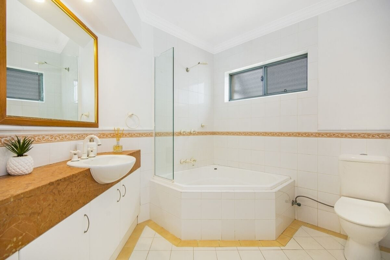 Bathroom 4, Breakers 2/12, Clarence Valley- Coast