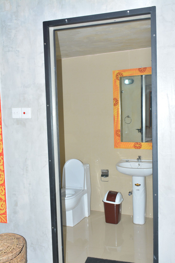 Bathroom 3, Haritha Holidays, Hingurakgoda