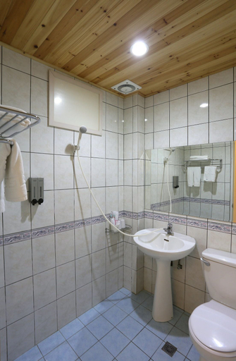 Bathroom 3, Oak Garden, Hualien
