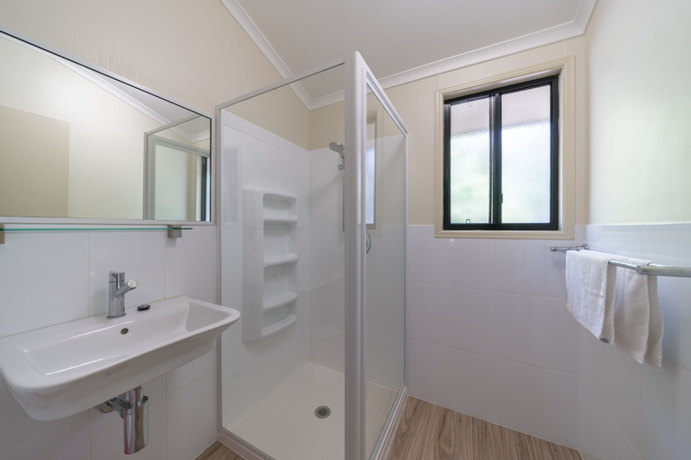 Bedroom 3, Capricorn Caves - Caravan Park, Livingstone - Pt A