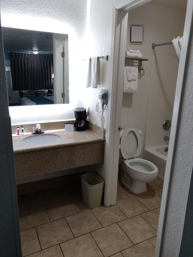 Bathroom 4, Howard Johnson By Wyndham Holbrook, Navajo