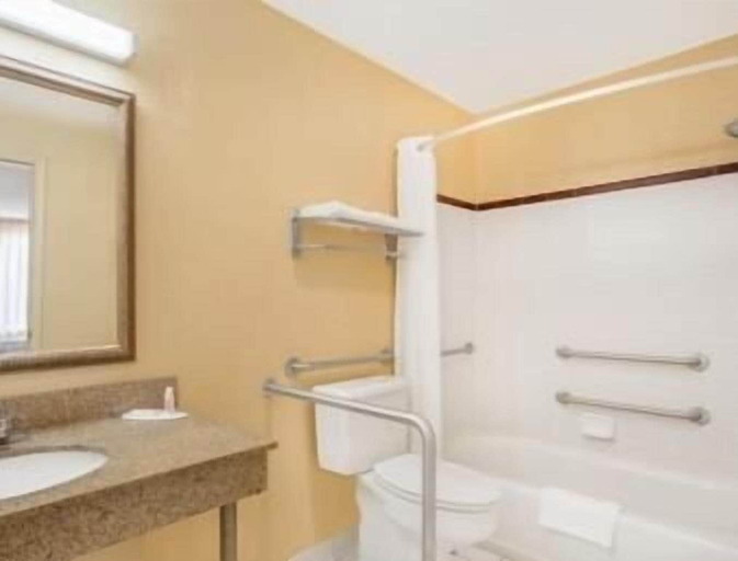 Bathroom 3, Super 8 by Wyndham Sumter, Sumter