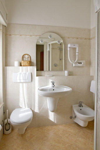 Bathroom 4, Hotel Europa, Mantua
