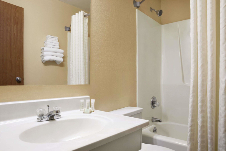 Bathroom 3, Super 8 by Wyndham Salem, Marion