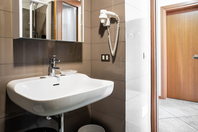 Bathroom 5, Hotel Belvedere, Brescia