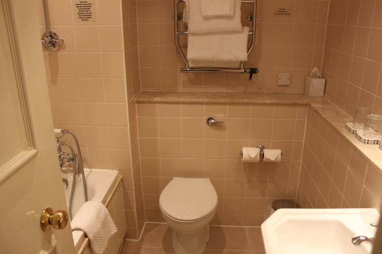 Bathroom 3, Kingston Lodge Hotel, London