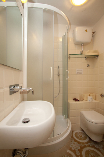 Bathroom 5, Il Leoncino, Rome