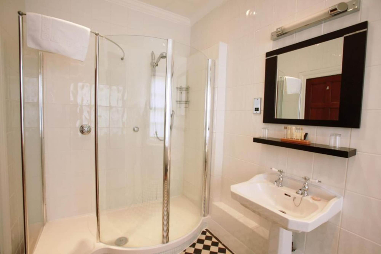 Bathroom 4, Old Palace Lodge Hotel, Central Bedfordshire