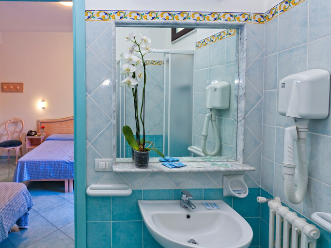 Bathroom 5, Hotel Cleopatra, Napoli