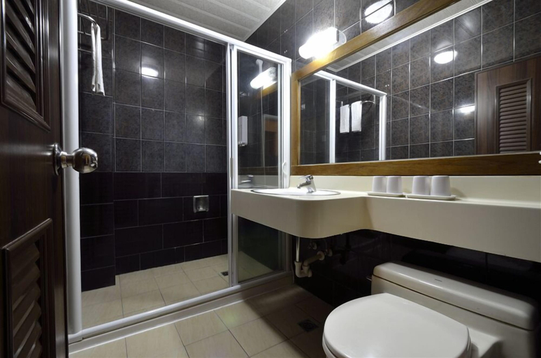 Bathroom 4, Toong Mao Kao Shang Ching Hotel, Pingtung