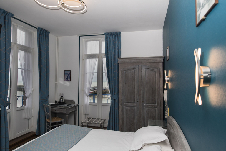 Bedroom 2, Hotel De Calais, Seine-Maritime
