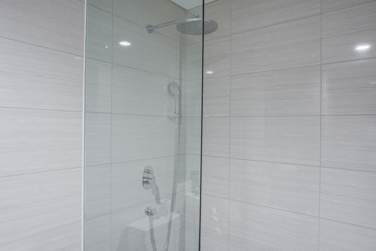 Bathroom 2, 2BR Luxury Modern Ciputra International Apartment, Jakarta Barat