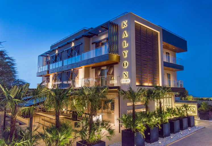 Exterior & Views