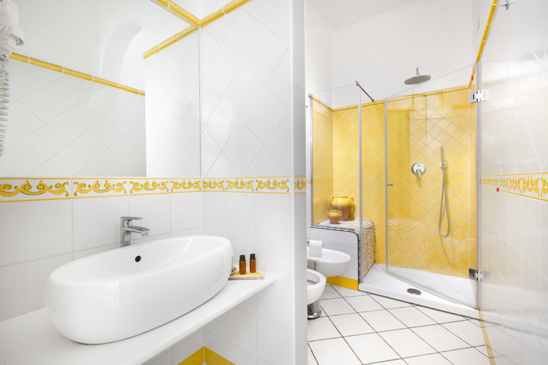 Bathroom 3, Hotel Smeraldo, Salerno