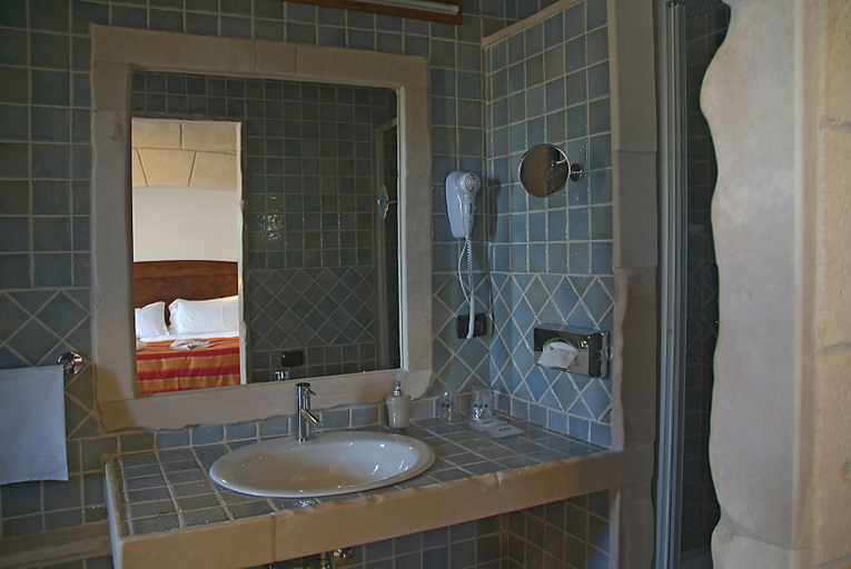 Bathroom 5, UNAHOTELS Regina Bari, Bari