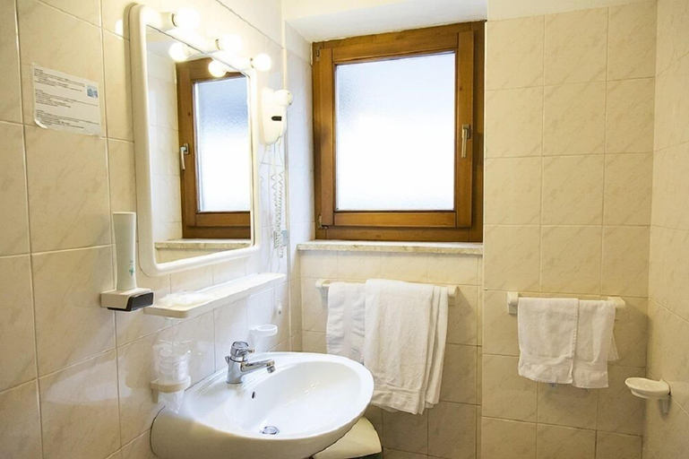 Bathroom 3, Hotel La Montanara, Trento