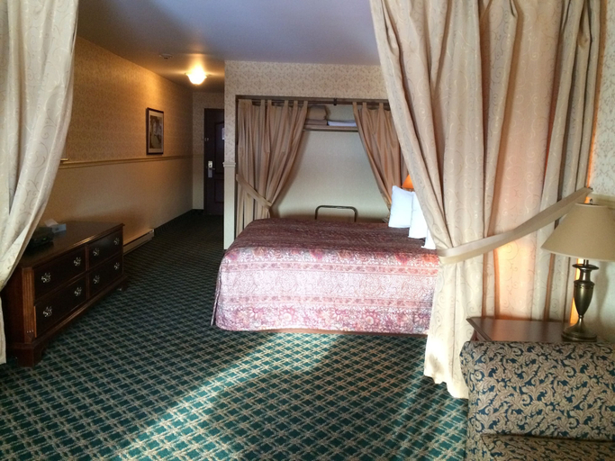 Bedroom 3, Auberge Montebello, Papineau