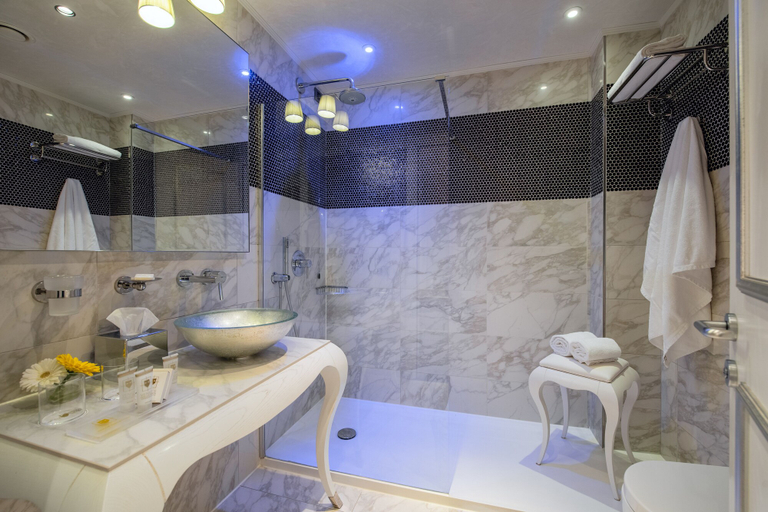 Bathroom 4, Carnival Palace Hotel, Venezia