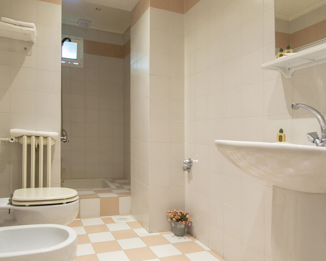 Bathroom 3, Merry Land Hotel, El Metn