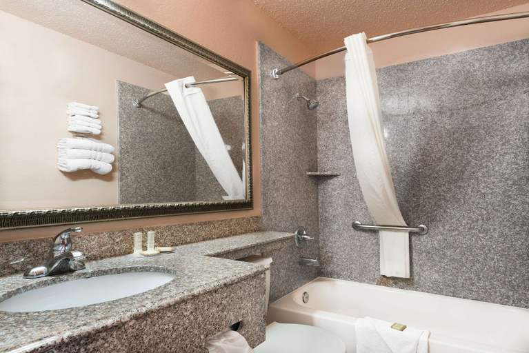 Bathroom 4, Super 8 by Wyndham San Antonio/I-35 North, Bexar