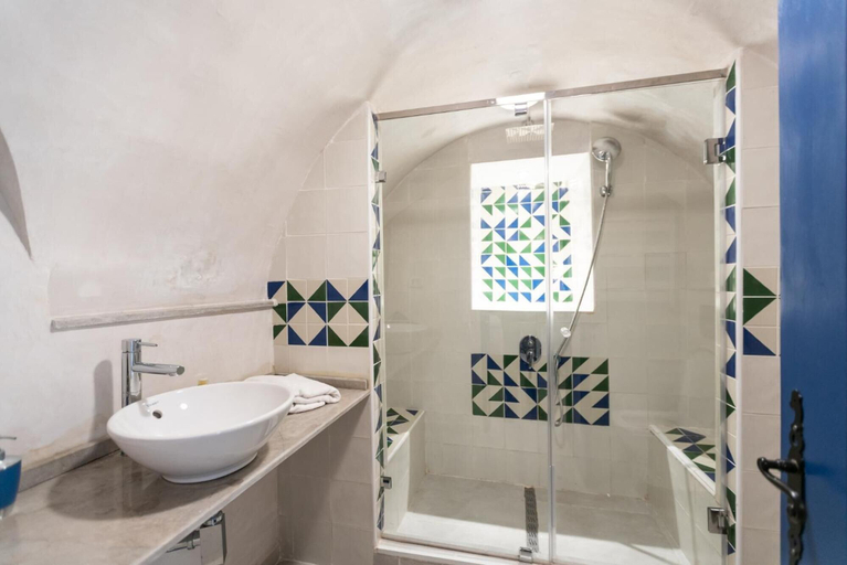Bathroom 5, Appartement Les Musiciens, Carthage
