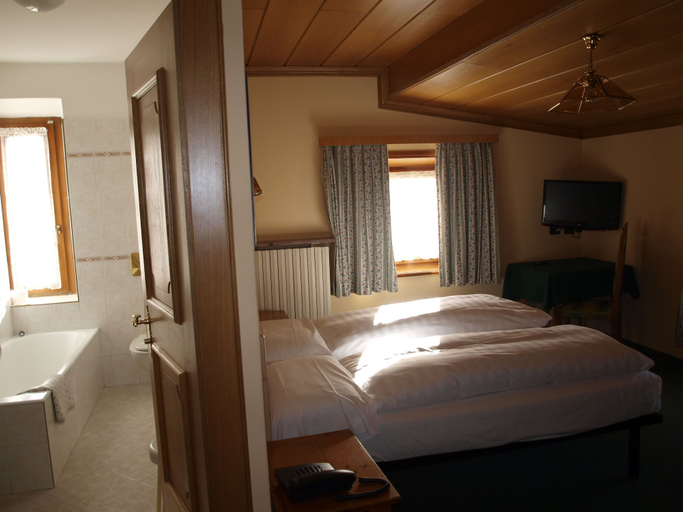 Bedroom 3, Alpina, Sondrio