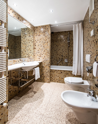 Bathroom 5, Antares, Bolzano