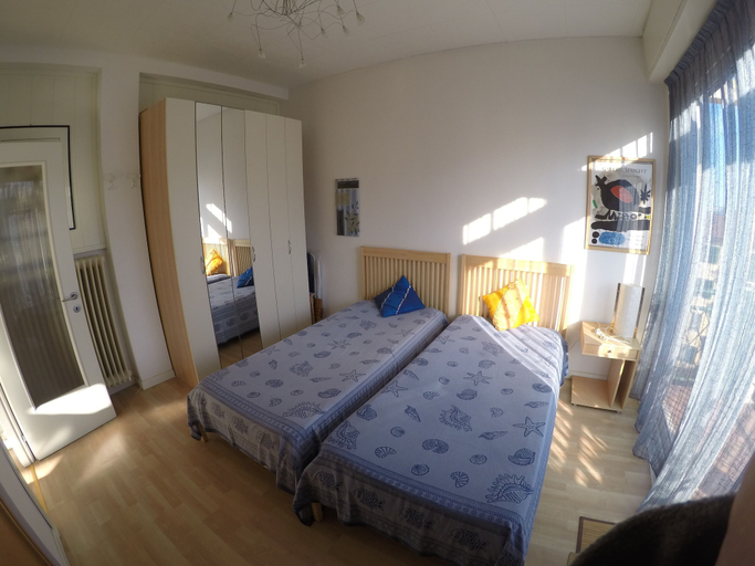 Room 2, Rossetti 8, Genova