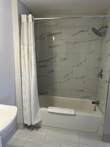Bathroom 4, Comfort Inn Kansas City Midtown, Kansas City
