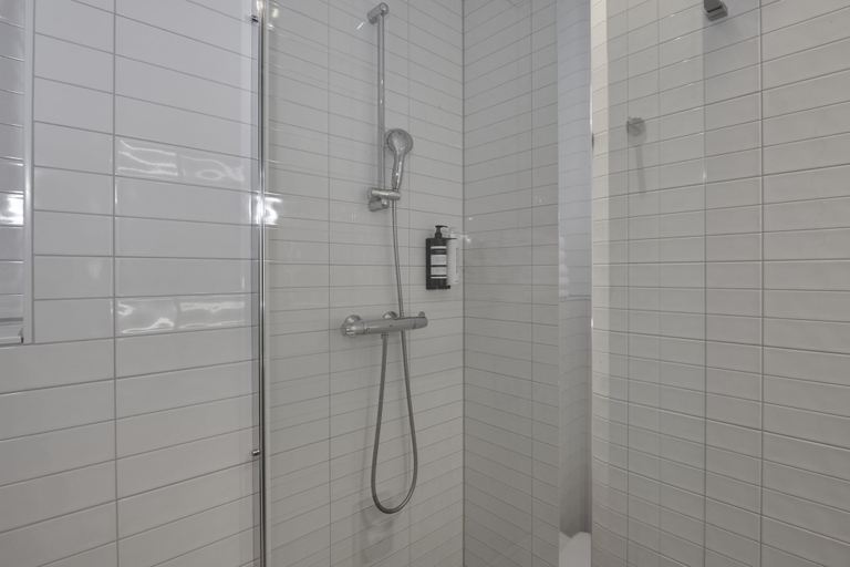 Bathroom 5, ibis Styles Almere, Almere
