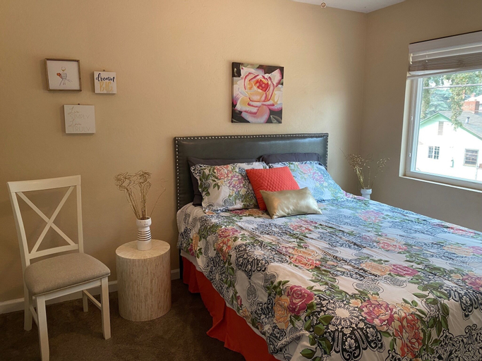 Bedroom 2, Longer Stay for Travelers Blocks from Hospital and Downtown Security Gates, Tulare