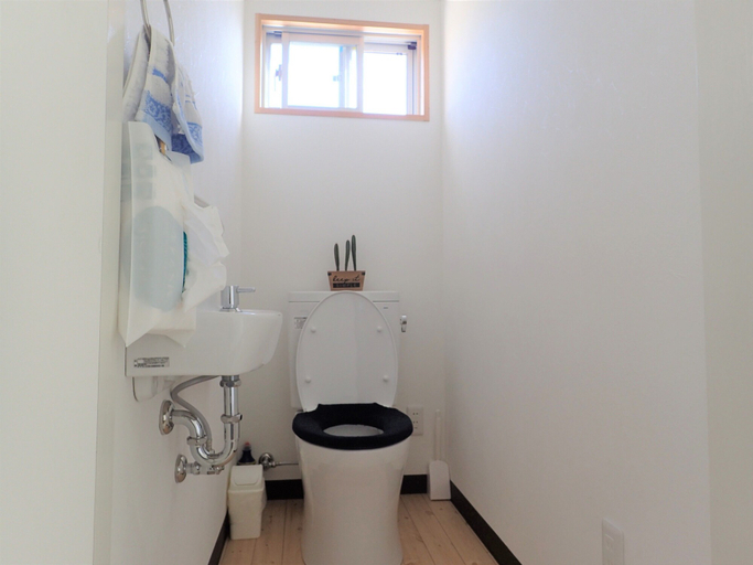 Bathroom 2, Smilax Kurichi, Uruma