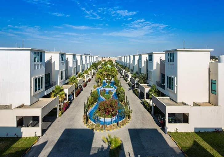 Exterior & Views