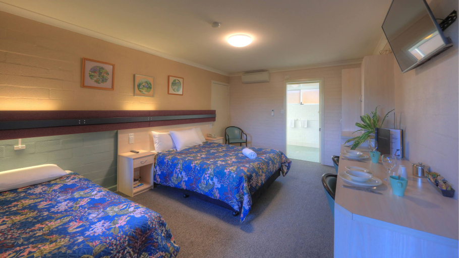 Bedroom 2, The Vines Motel and Cottages, Stanthorpe