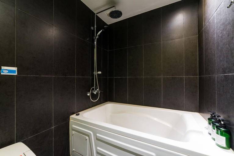Bathroom 3, Hotel Bridge, Yeongdo