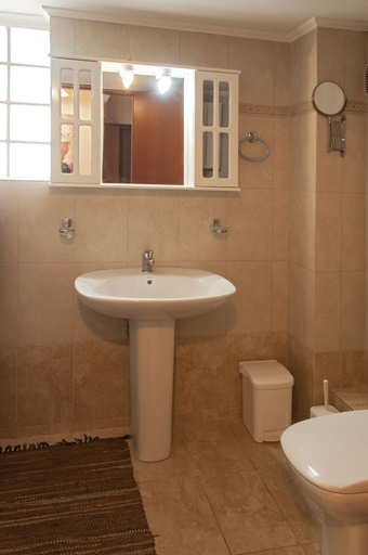 Bathroom 4, Enjoy A Stunning View In The City, Peloponnese