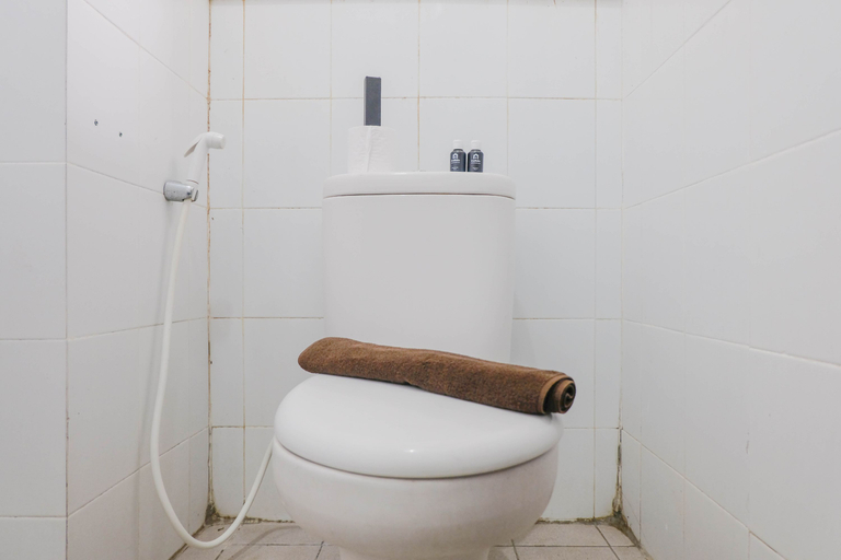 Bathroom 5, Good Choice 2BR Apartment at Gateway Ahmad Yani Cicadas By Travelio, Bandung