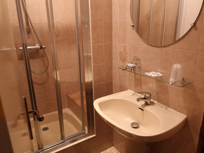 Bathroom 5, Logis le Manoir de la Foulerie, Manche