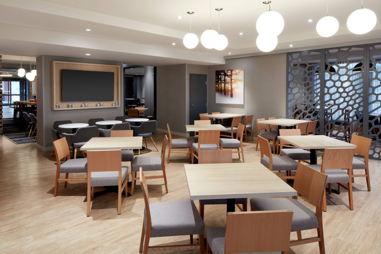 Food & Drinks 2, Fairfield Inn & Suites by Marriott Montreal Airport, Montréal