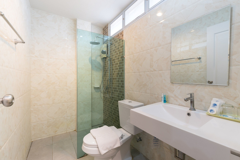 Bathroom 5, Chaolao Tosang Beach Hotel, Tha Mai