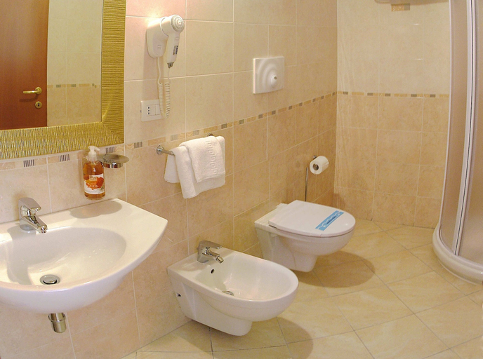 Bathroom 4, Royals Gate Hotel, Foggia