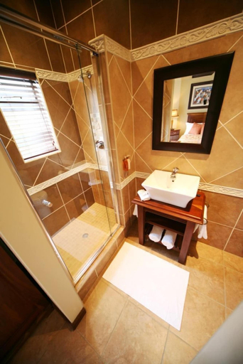 Bathroom 4, Le Cozmo Guest House, Ekurhuleni