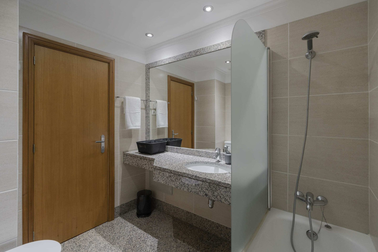 Bathroom 4, Family Holidays With Pool, Monumental Place, Funchal
